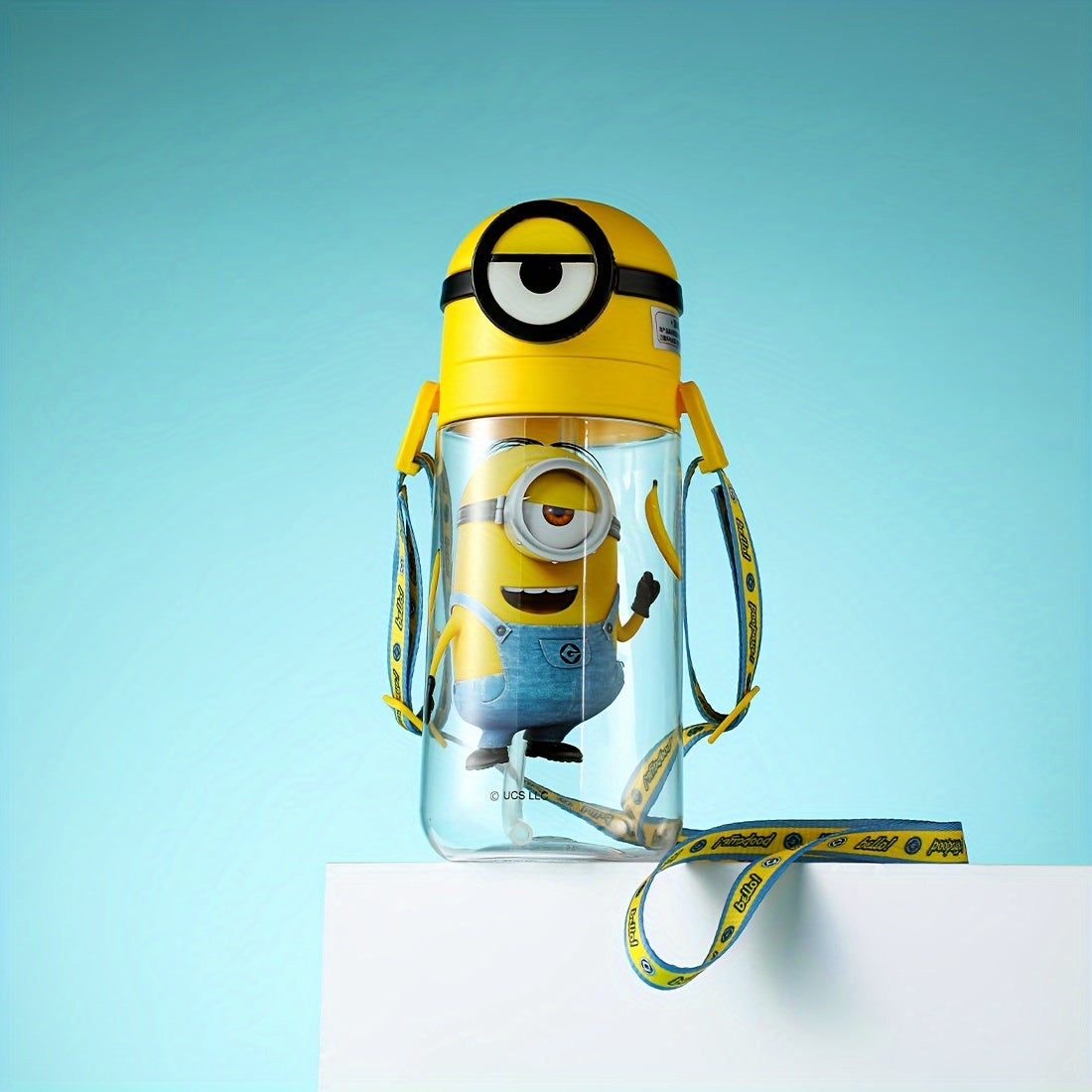 1pc MINIONS Licensed Plastic Water Bottle with Straw and Adjustable Shoulder Strap, Portable Cartoon Character Drink Flask for Parties and Outdoors, 600mL Capacity