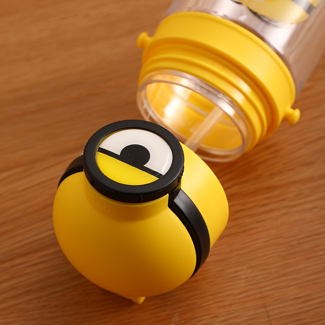 1pc MINIONS Licensed Plastic Water Bottle with Straw and Adjustable Shoulder Strap, Portable Cartoon Character Drink Flask for Parties and Outdoors, 600mL Capacity