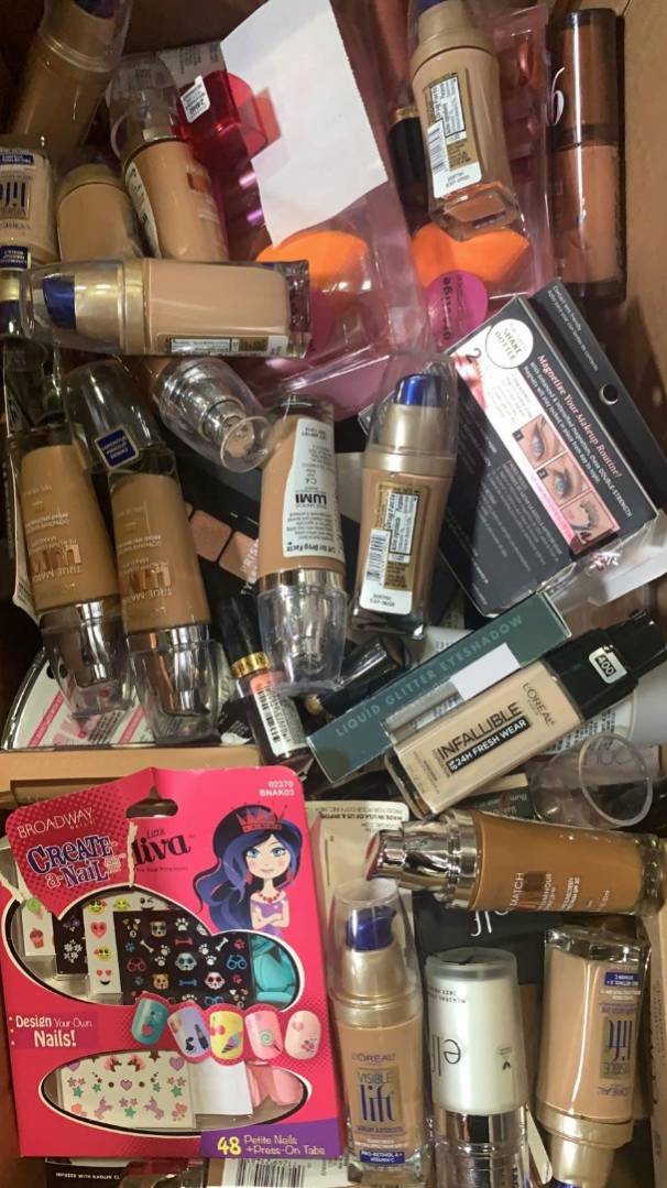 50-Piece Luxury Cosmetics Box – Unbox Glamour and Elegance!